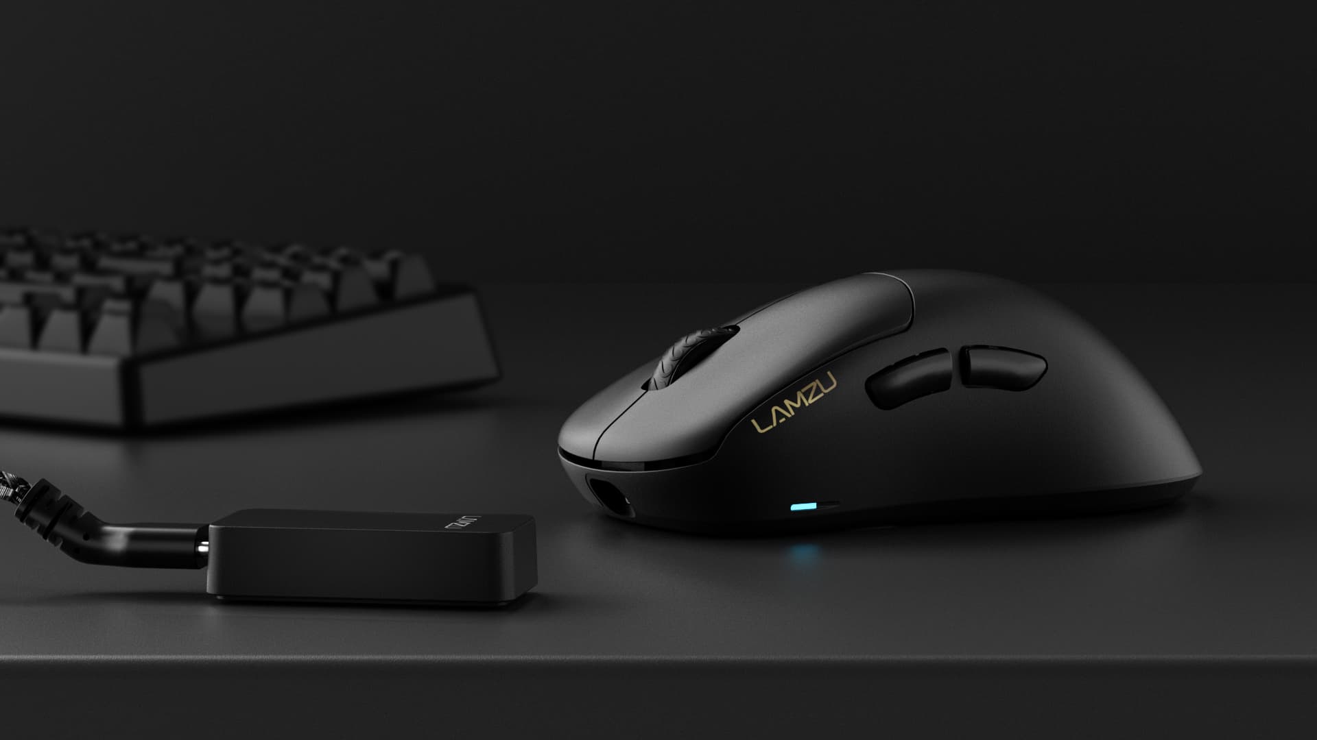LAMZU THORN 4K на столі з клавіатурою